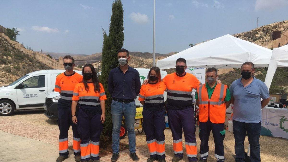 El alcalde de Almería junto al equipo de control de plagas. Foto de Víctor N.