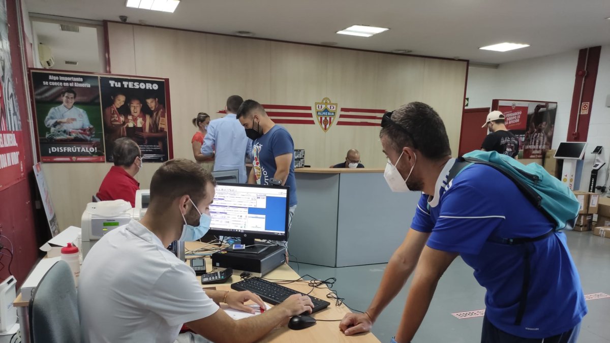 Un abonado renovando cu carné para el curso 19-20.