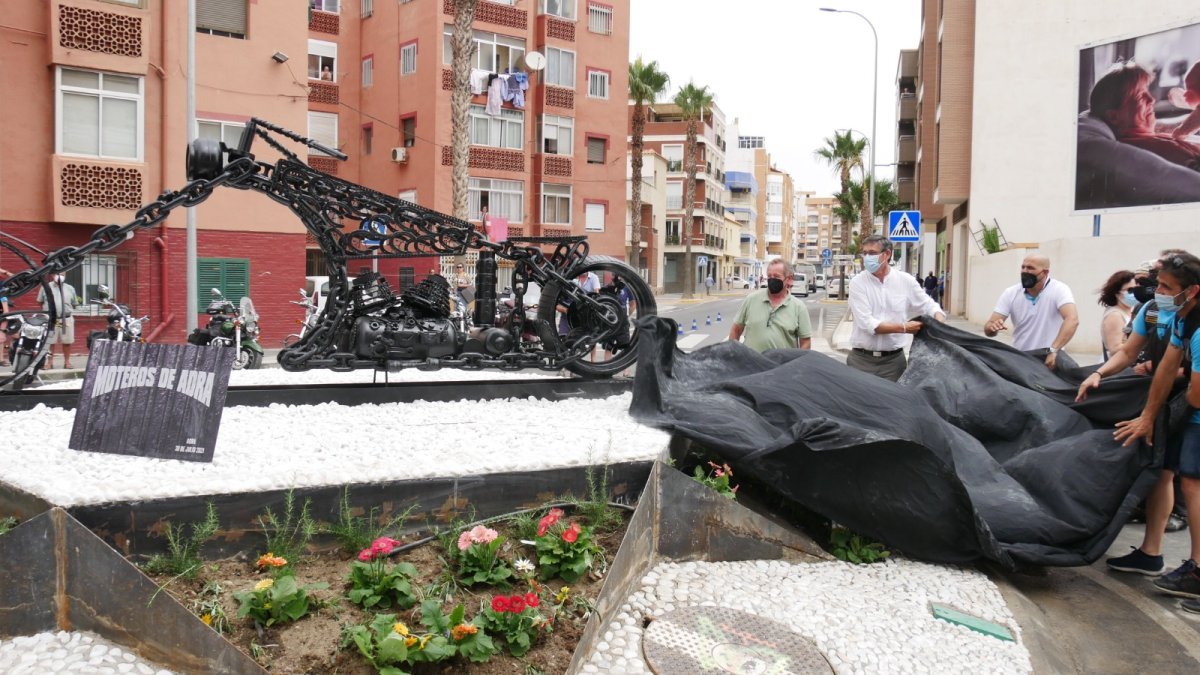 Alcalde, artista y moteros descubren la estatua de la \'chopper\'.