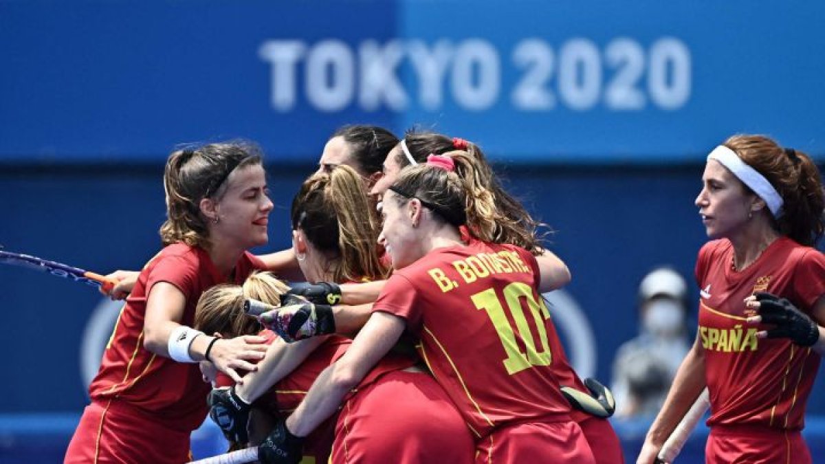 Las jugadoras españolas se abrazan tras la victoria.