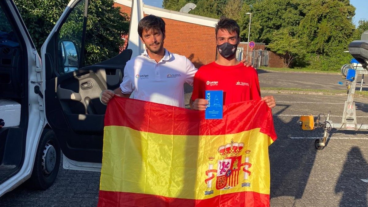 Los dos regatistas almerienses con la bandera de España.