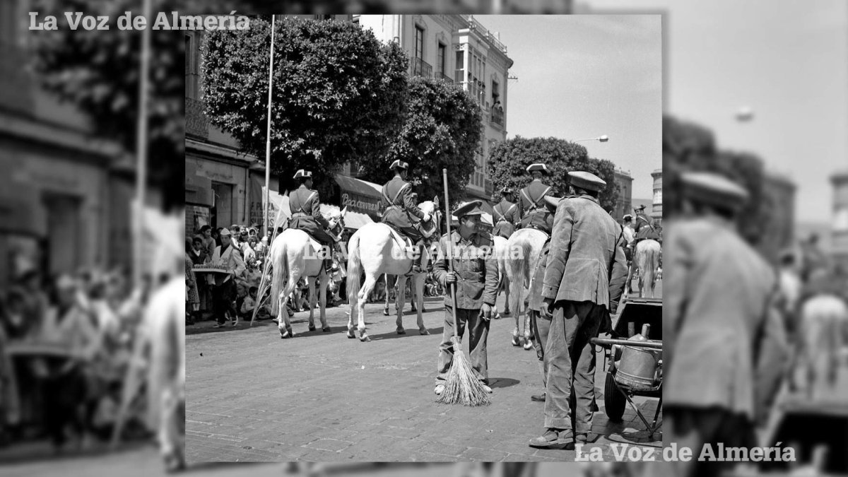 Era una limpieza artesana, con escasos recursos mecánicos. Barrenderos quitando las boñigas de los caballos de la Guardia Civil en el Paseo en 1963.