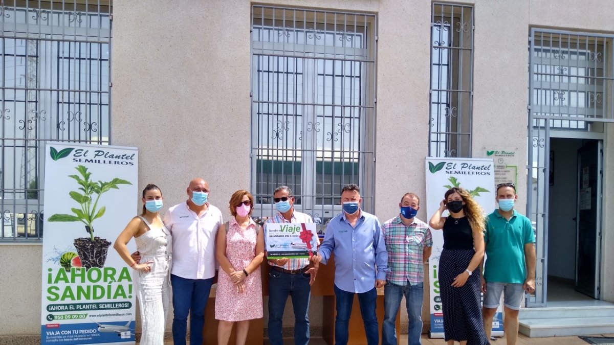 Rafael Nieto y Carmen Glera reciben el premio en Semilleros El Plantel.