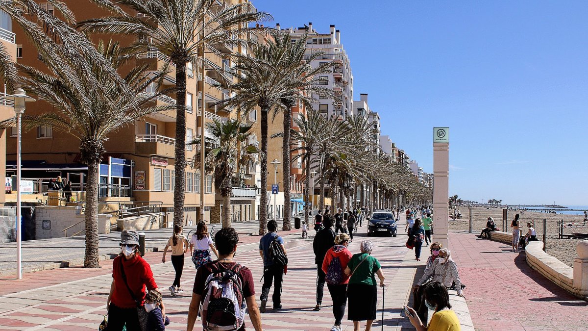 El paseo marítimo de la capital, un lugar de esparcimiento elegido por muchos almerienses.