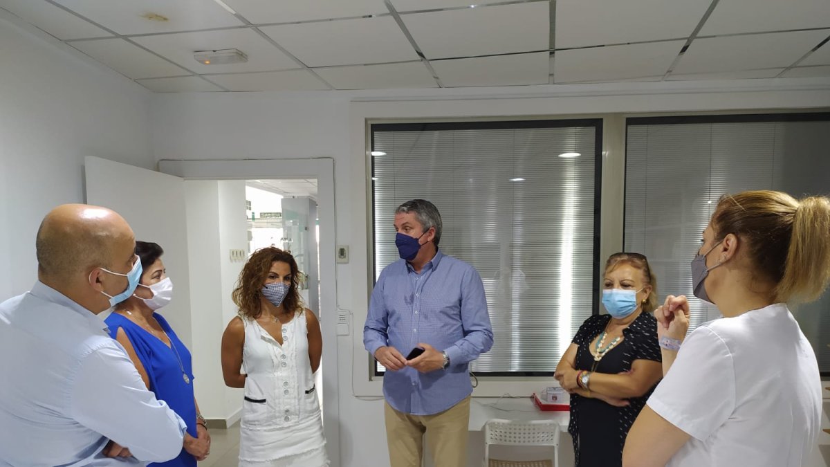 Juan de la Cruz Belmonte visita el Centro de Atención Temprana de Huércal-Overa.