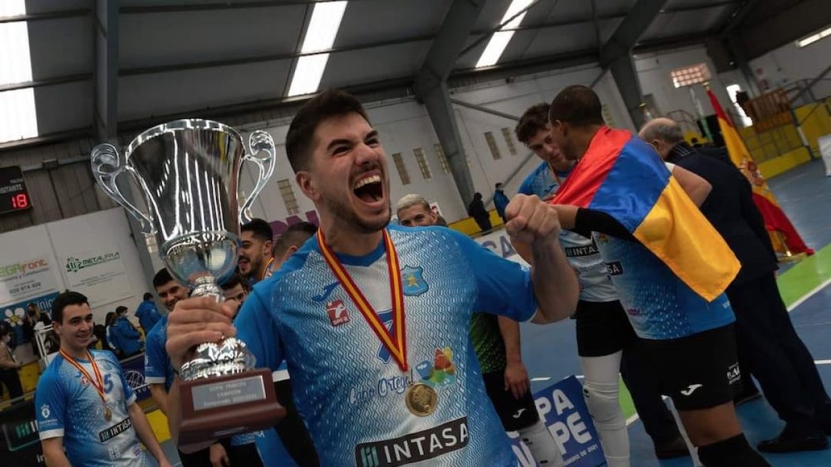 Portero regresa a casa cargado de experiencia.