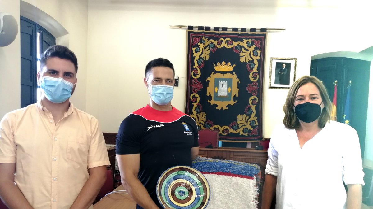 Reconocimiento al deportista nijareño Roberto Durán.