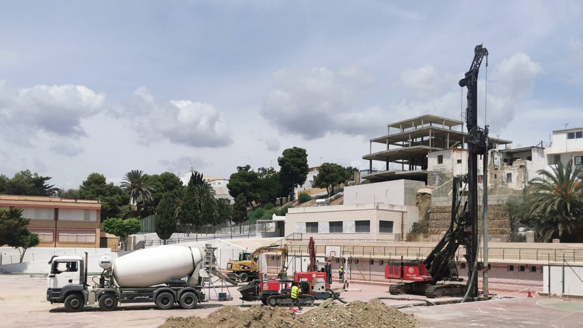 Trabajos de cobertura del polideportivo de Vera
