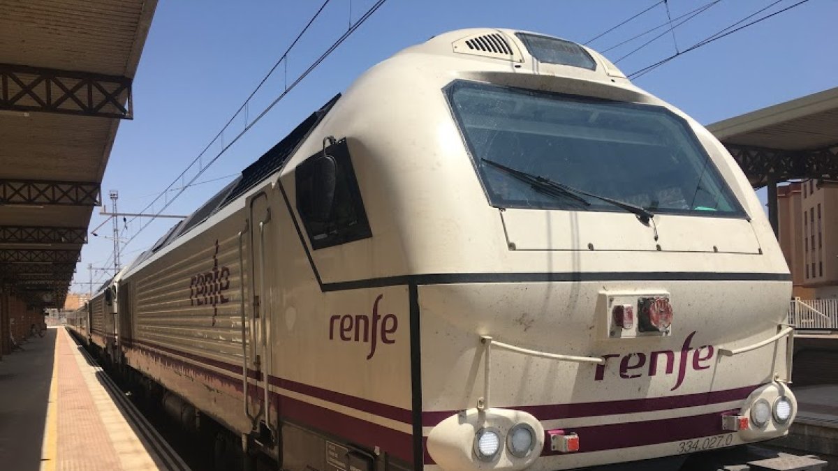 Un tren en la Estación Intermodal de Almería.
