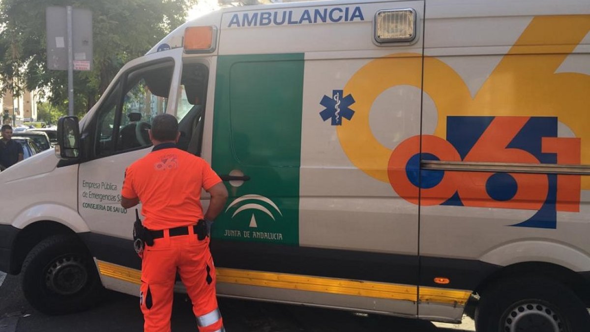 Fotografía de archivo de una ambulancia andaluza.