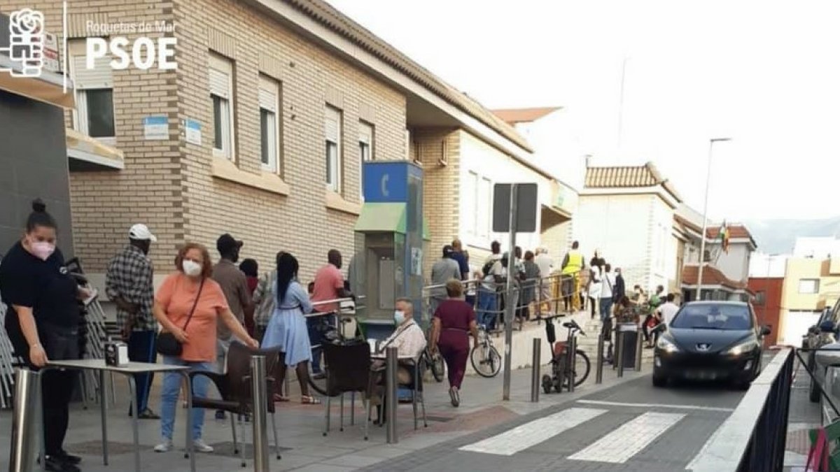 Cola para recibir atención médica en una imagen difundida por el PSOE en sus redes sociales.
