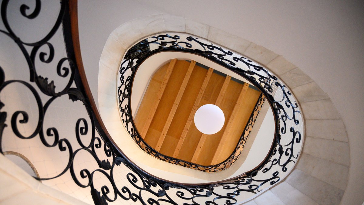Escalera interior del edificio de Guillermo Langle
