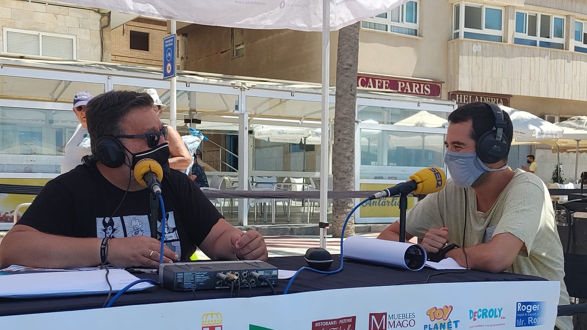 El nadador paralímpico Carlos Tejada junto a Alfredo Casas en el set de La SER
