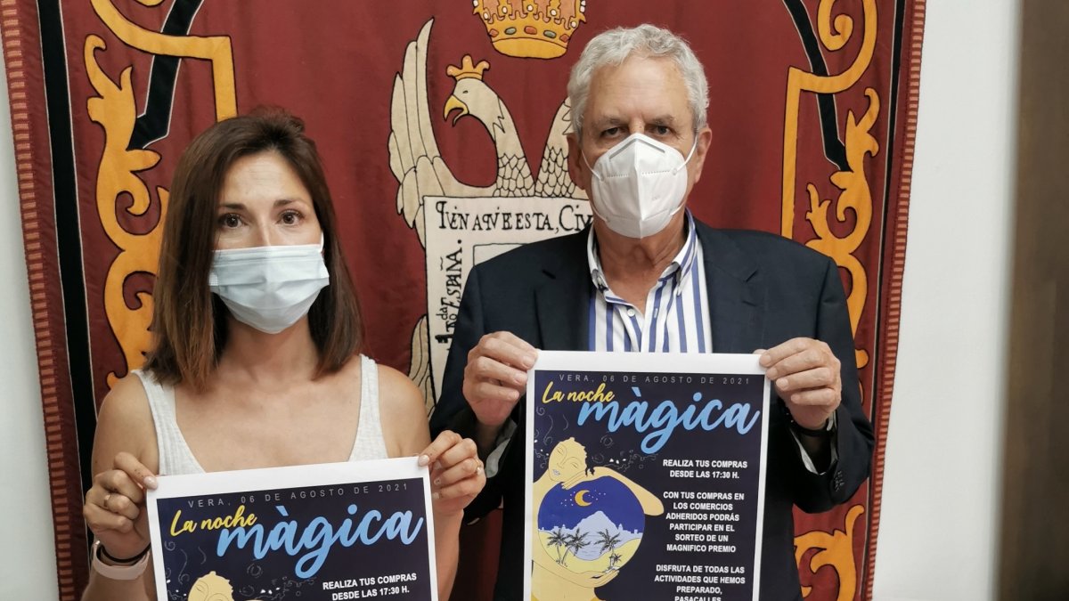 La edil de Comercio y el alcalde durante la presentación del evento.