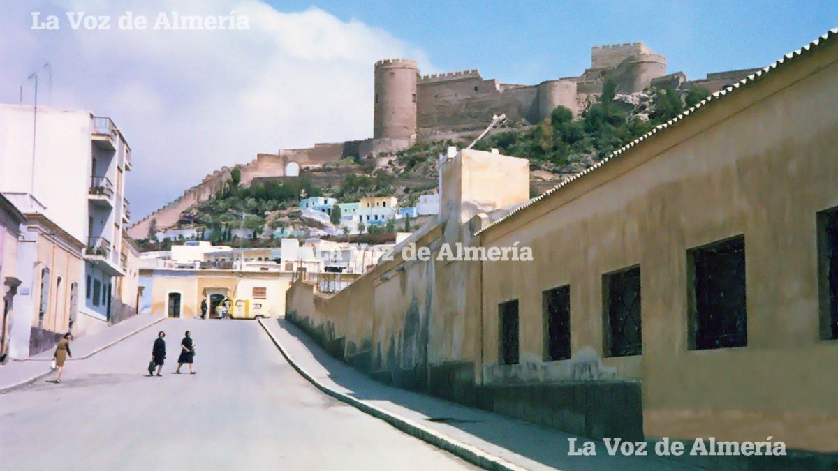 La cuesta de la calle del Regimiento de la Corona con la antigua tapia del flanco de poniente del cuartel de los soldados.