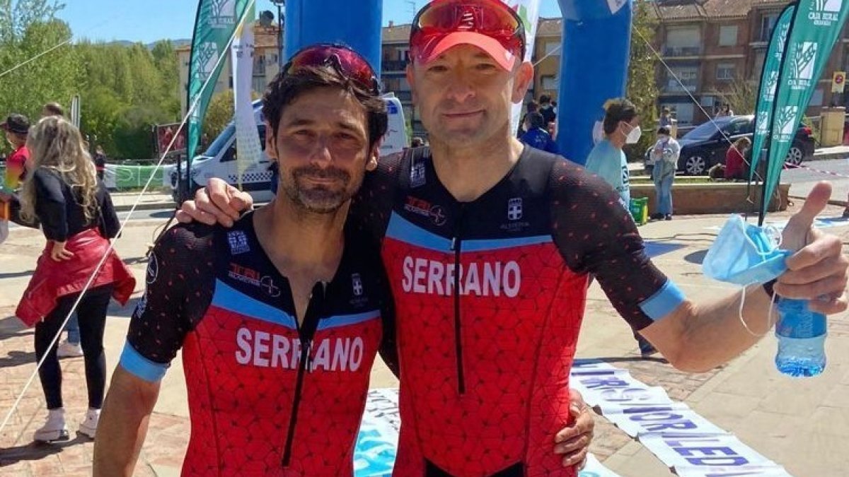 Juanfra Serrano y Javi Serrano tras participar en un triatlón en Guadix.
