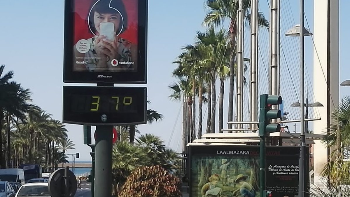 Un termómetro marca 37º en la capital.
