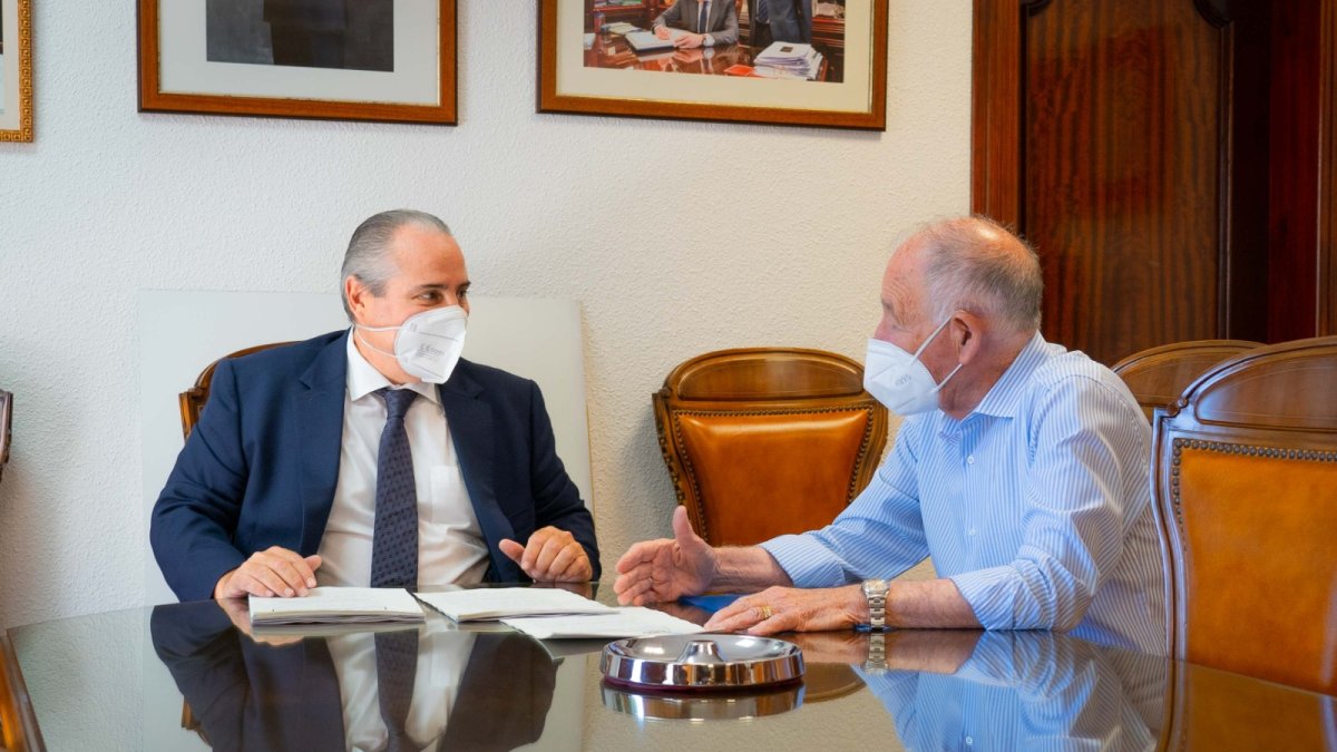 Gabriel Amat conversa durante la firma de compraventa de la parcela de 30.000 metros cuadrados.