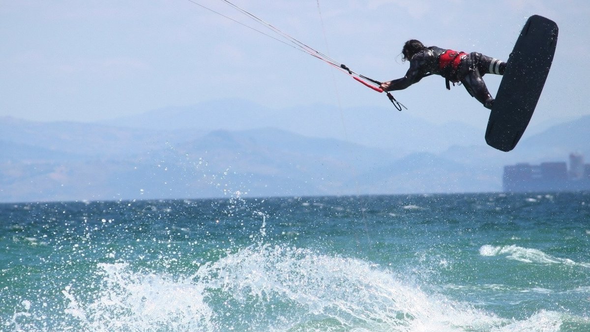 Una persona practica kitesurf en una imagen de archivo.