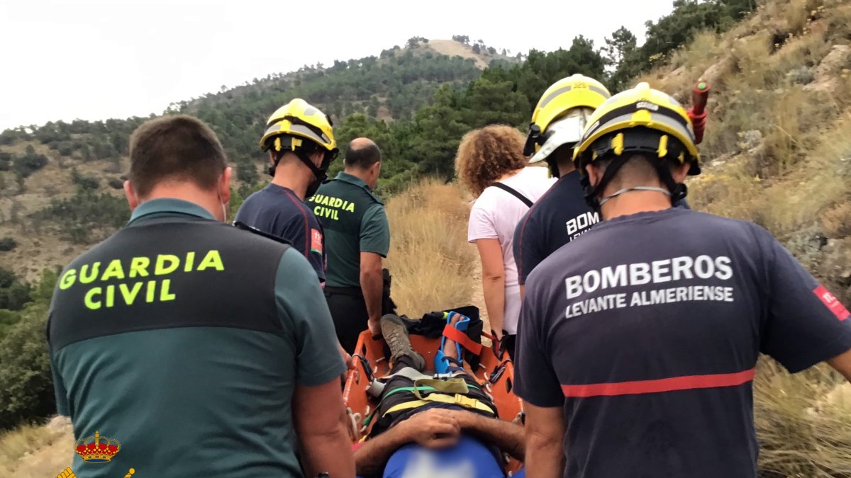 El varón tuvo que ser trasladado en camilla.