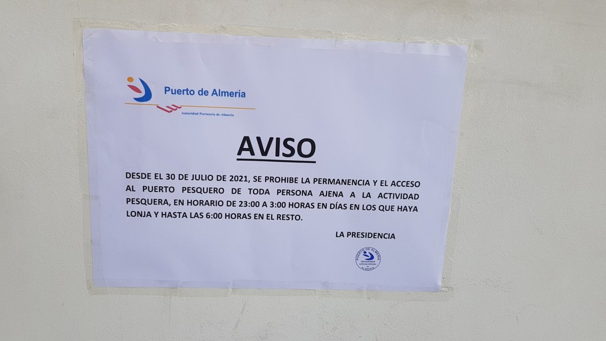 Cartel con el nuevo horario del puerto pesquero de Almería.