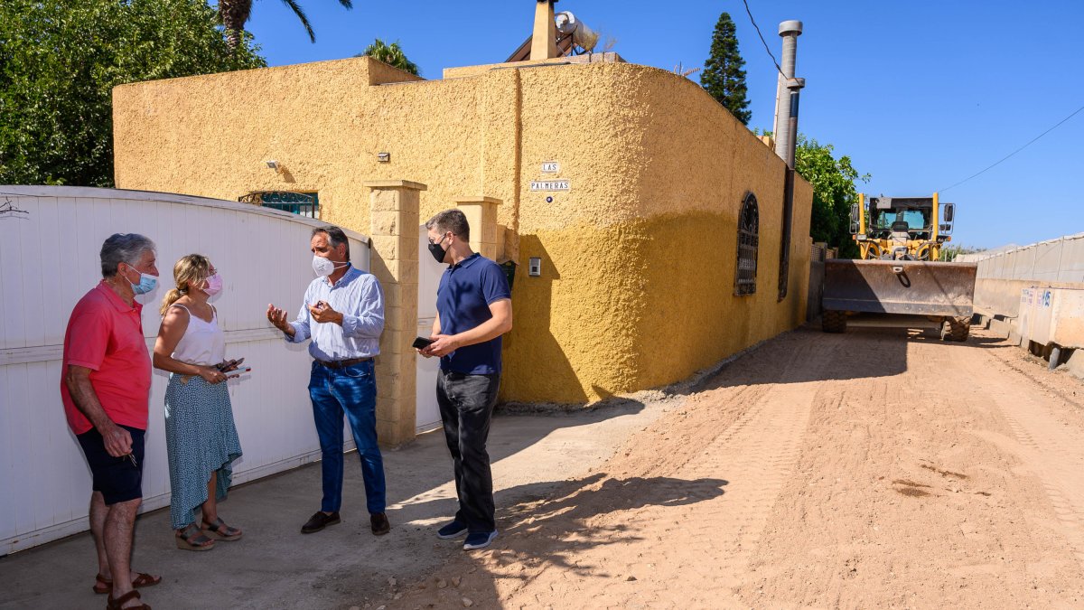 Las maquinarias trabajando sobre el camino Bobar Sacramento en el barrio de La Cañada