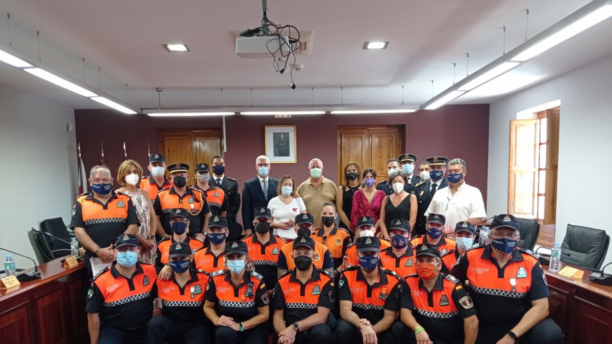 Foto de familia de los miembros de Protección Civil condecorados.