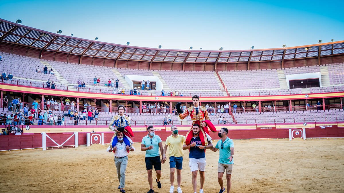 Candelas y Barroso saliendo a hombros.