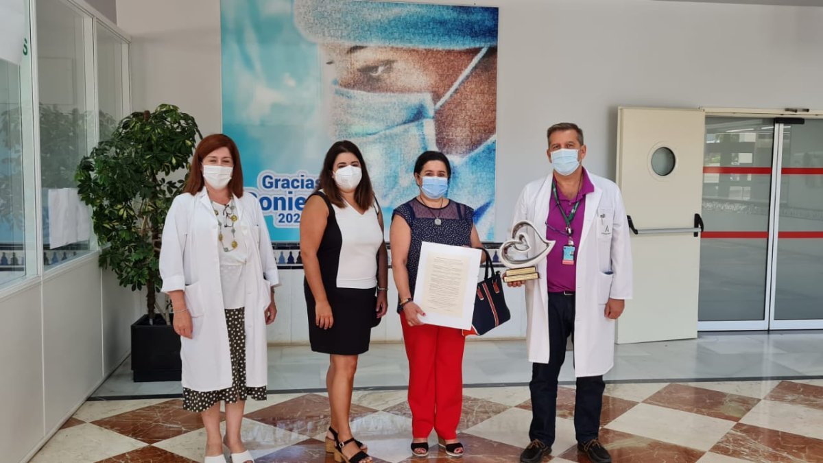 Acto donde ha cedido la escultura y la carta enmarcada.