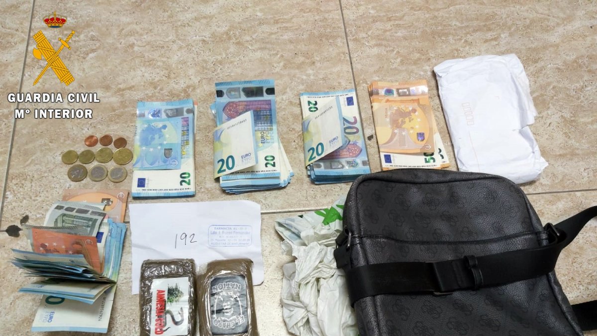 Dinero en efectivo y tabletas de hachís intervenidas en Roquetas de Mar.