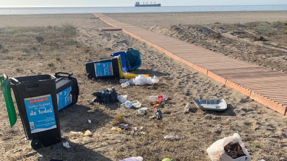 Basura dejada tras la práctica de botellón en las playas de Vera.