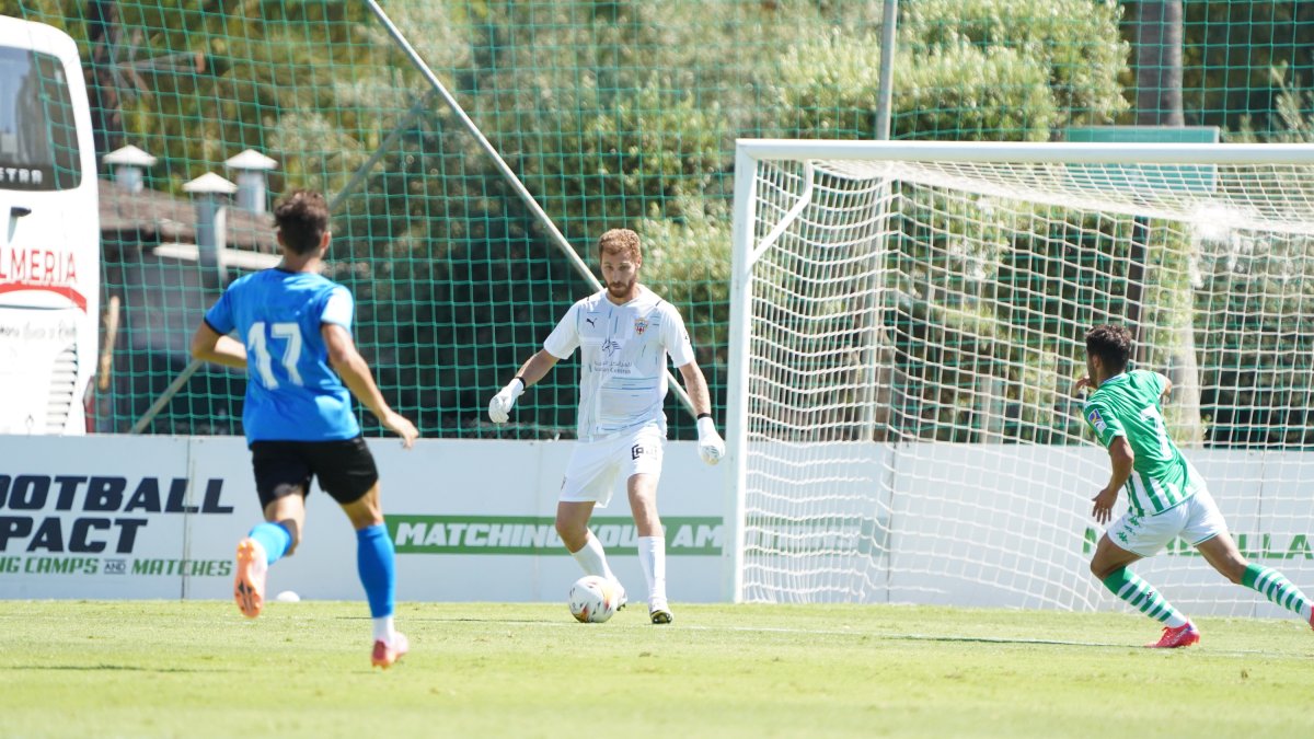 El meta georgiano en el partido ante el Betis B.