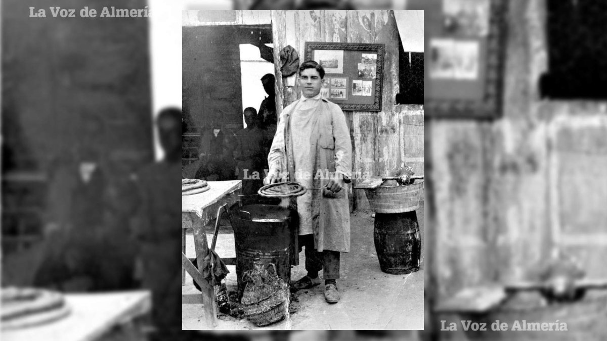 Juan Vicente López haciendo churros en un barracón del Regimiento de la Corona. Detrás llevaba siempre consigo fotografías de su tierra.