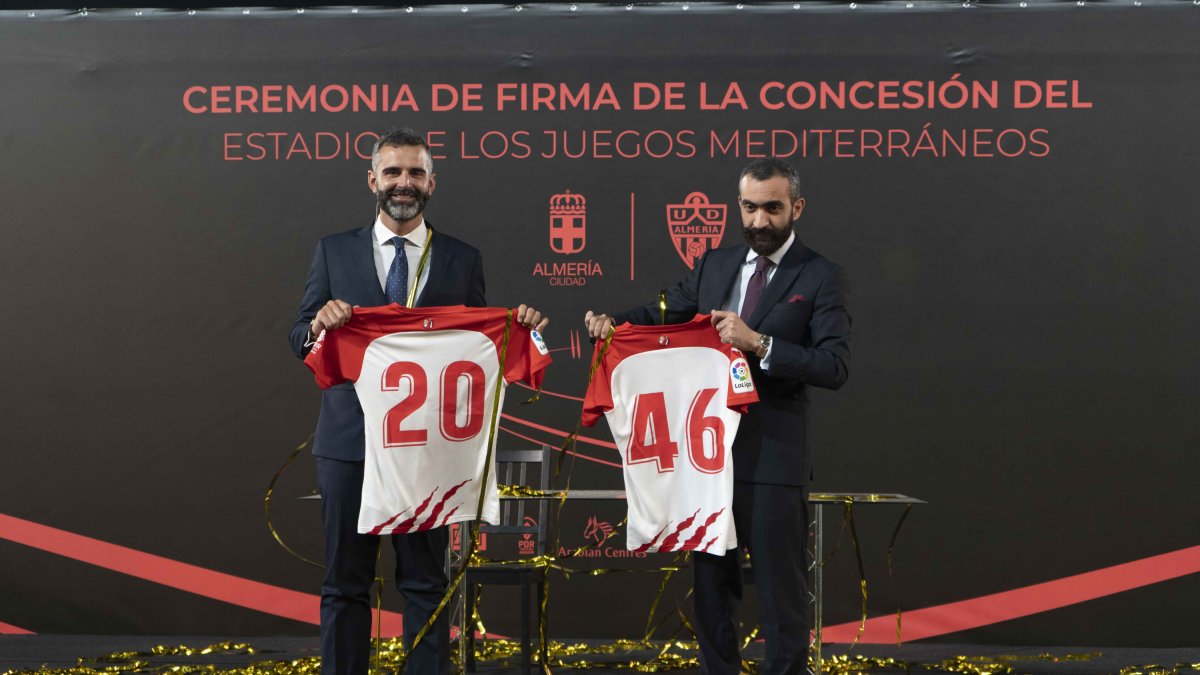 Ramón Fernández-Pacheco y Mohamed El Assy posan con camisetas con la fecha del final de la concesión