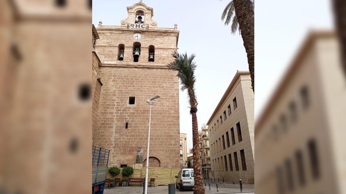 Una de las luminarias instaladas en la Plaza de la Catedral.