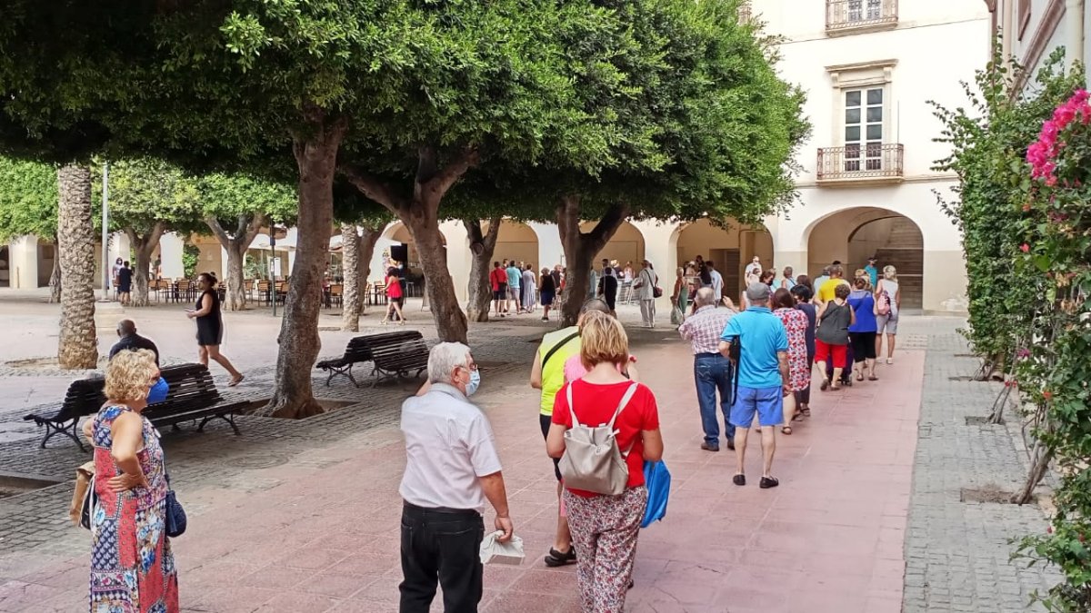 Nuevas colas este jueves en la Plaza Vieja para conseguir abanicos de Feria.