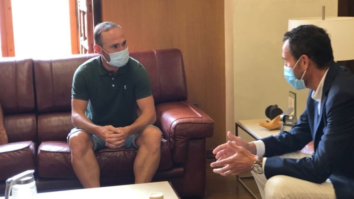 Nino con el alcalde de Elche, Carlos González.