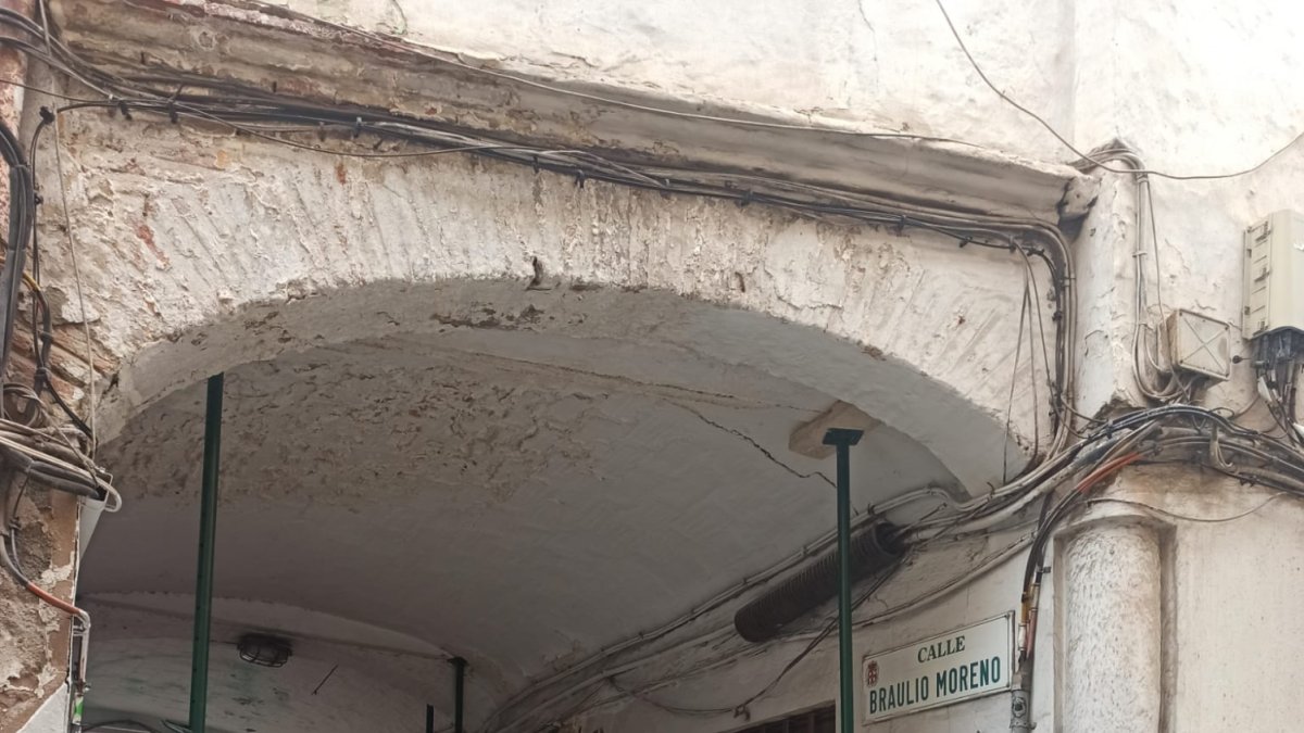 La calle fue precintada y apuntalada para evitar posibles accidentes.