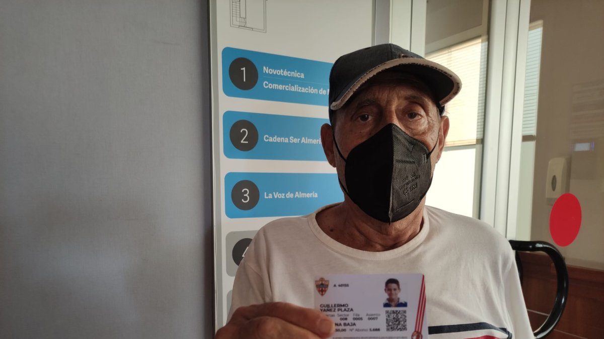 Emilio Plaza con su abono y el de su nieto.