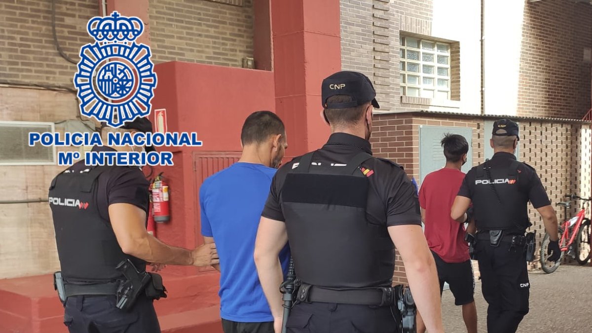 Agentes de la Policía Nacional con los detenidos.