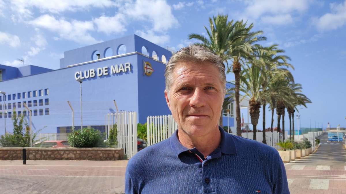 El Maestro Ángel Férez posa para LA VOZ delante del Club de Mar.