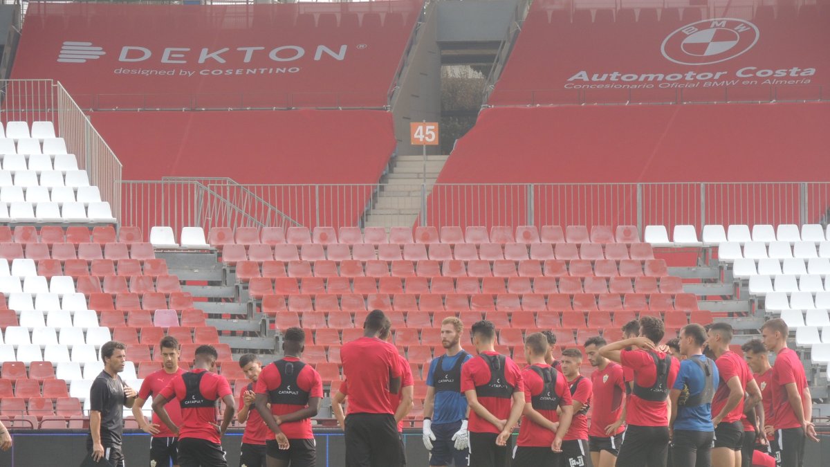 Rubi con la plantilla este sábado.