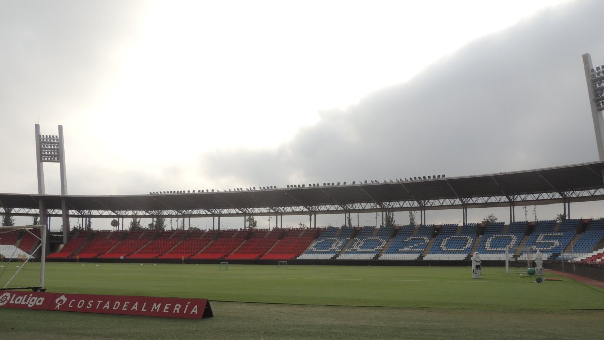 La mitad de los asientos de Prefencia, de rojo.