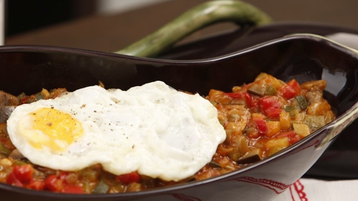 Pisto con huevo para cenar.