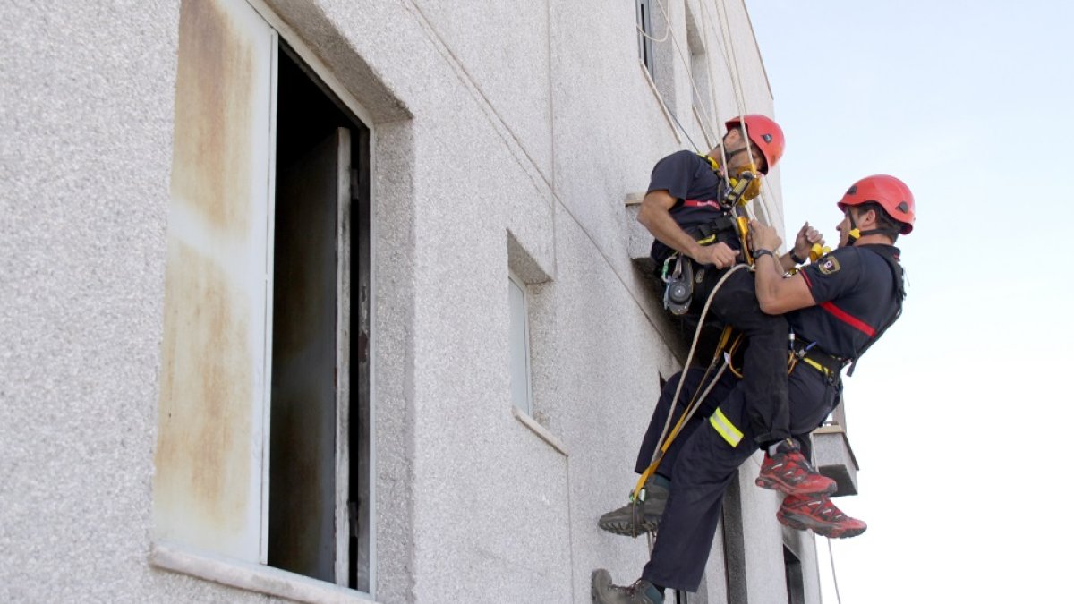 Bomberos en prácticas de rescate. Foto del 112.