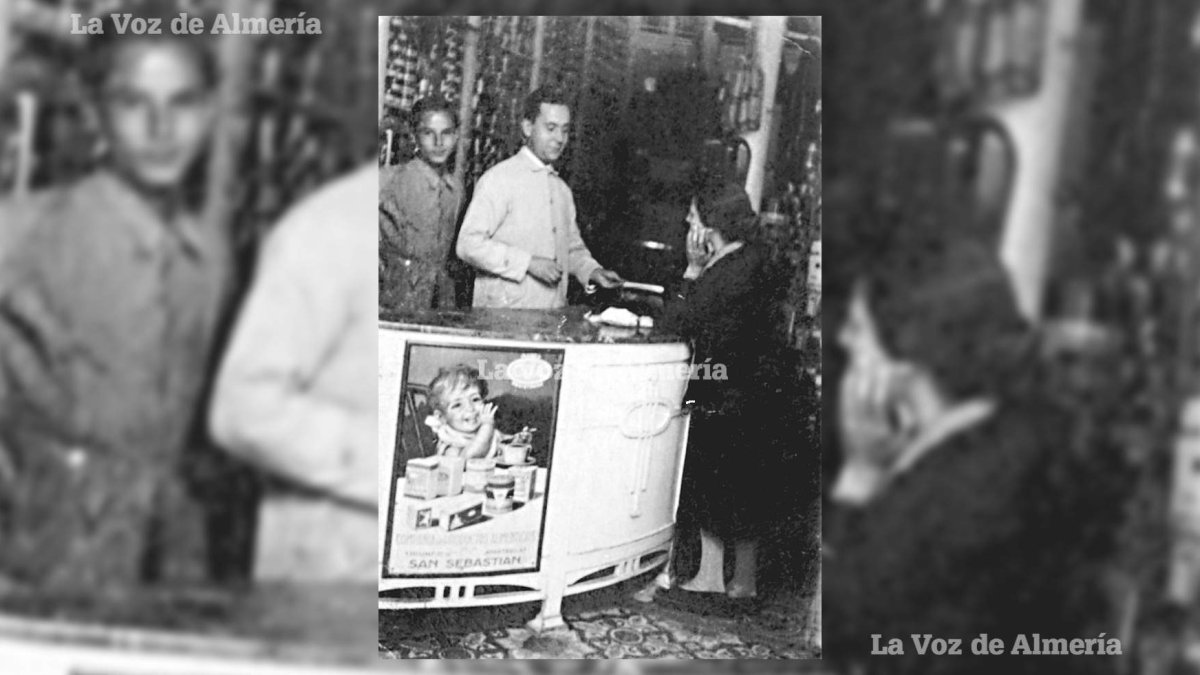 Diego Salvador con su batín blanco, detrás de uno de los mostradores de la confitería de la Puerta de Purchena, hoy convertida en un restaurante.