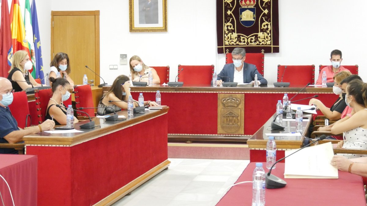 El Pleno de la Corporación Municipal aprueba por unanimidad el pliego de condiciones para la cesión de estos espacios.