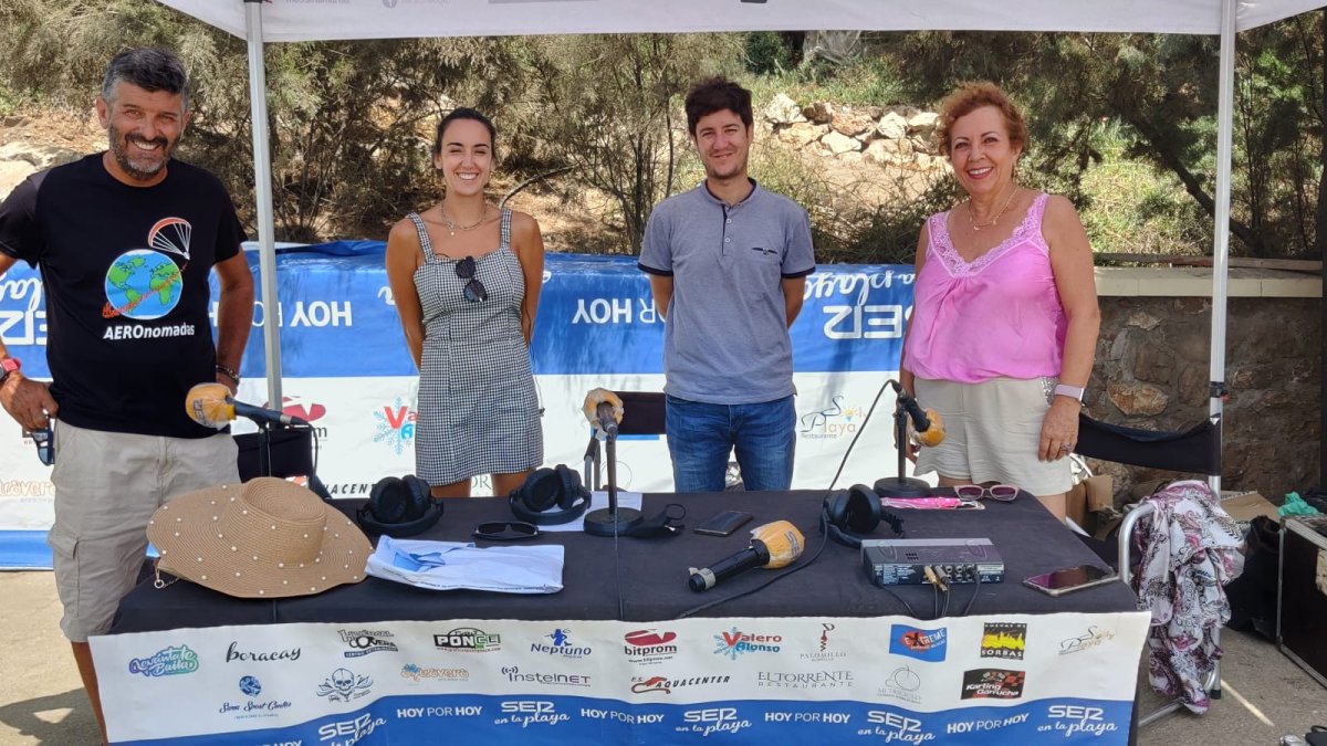 Los periodistas Guillermo Mirón y Araceli Parra con Juana Mari Ruiz y César Maldonado.