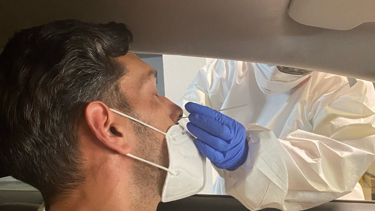 Un sanitario realiza un PCR en un punto de autoCovid.