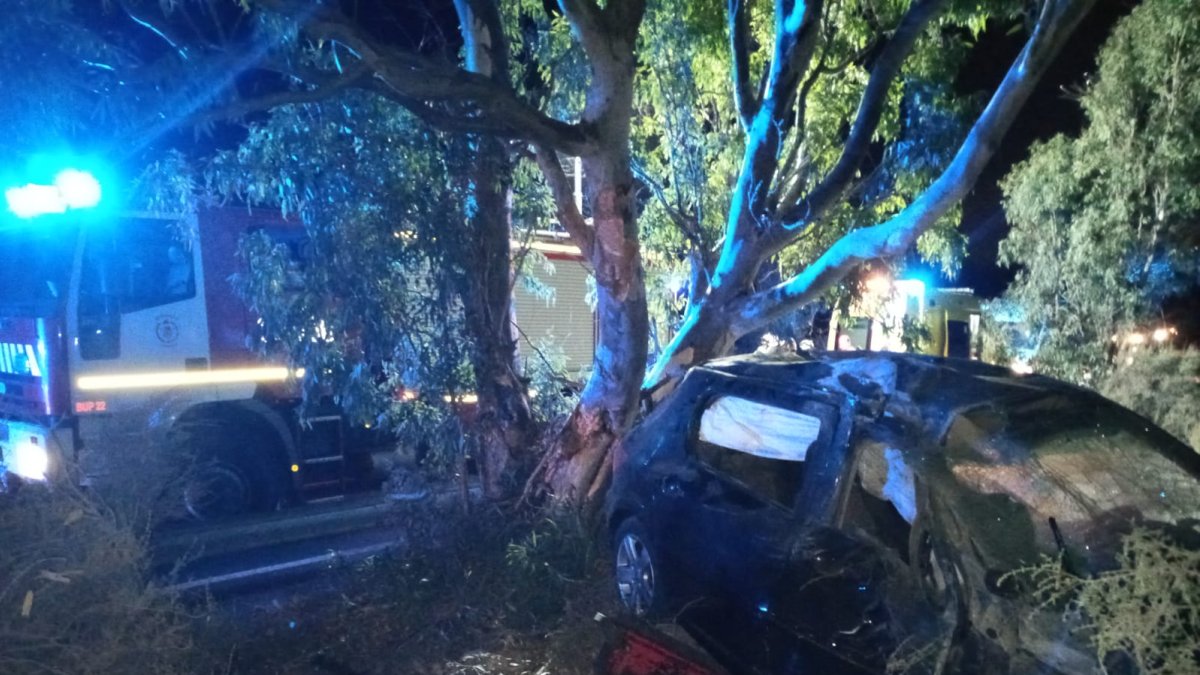 Un conductor, de unos 60 años, quedó atrapado en el interior del vehículo en el que viajaba después de salirse de la vía.